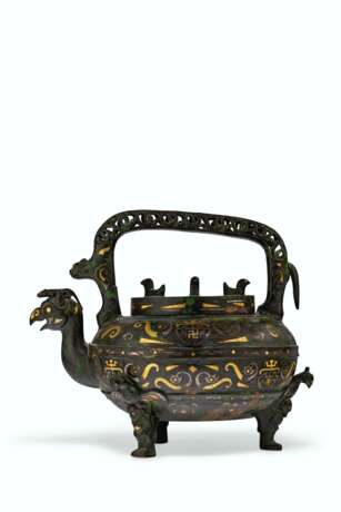 A GOLD AND SILVER-INLAID BRONZE ARCHAISTIC TRIPOD EWER AND COVER, HE - фото 2
