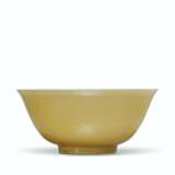 AN IMPERIAL YELLOW-GLAZED BOWL - фото 1