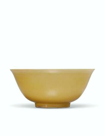 AN IMPERIAL YELLOW-GLAZED BOWL - фото 1