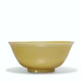 AN IMPERIAL YELLOW-GLAZED BOWL - фото 2
