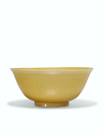 AN IMPERIAL YELLOW-GLAZED BOWL - фото 2