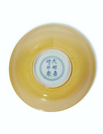 AN IMPERIAL YELLOW-GLAZED BOWL - фото 3