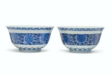 A PAIR OF BLUE AND WHITE &#39;PEONY&#39; BOWLS