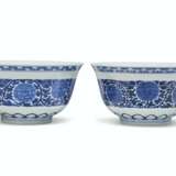 A PAIR OF BLUE AND WHITE `PEONY` BOWLS - Foto 1