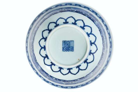 A PAIR OF BLUE AND WHITE `PEONY` BOWLS - фото 2