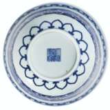 A PAIR OF BLUE AND WHITE `PEONY` BOWLS - Foto 2