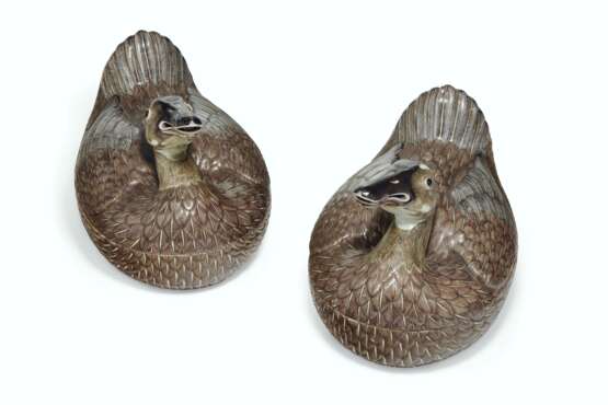 A PAIR OF UNUSUAL ENAMELED DUCK-FORM BOXES AND COVERS - фото 1