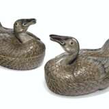A PAIR OF UNUSUAL ENAMELED DUCK-FORM BOXES AND COVERS - фото 4