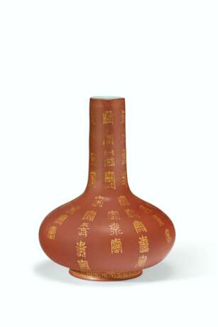 A GILT-DECORATED YIXING VASE - Foto 1