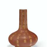A GILT-DECORATED YIXING VASE - фото 1
