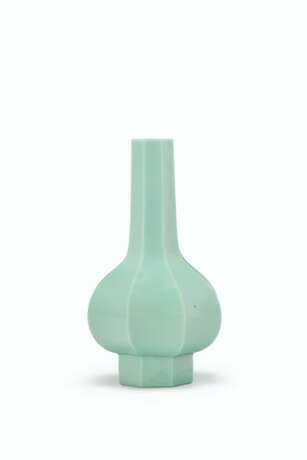A SMALL OPAQUE GREEN GLASS FACETED BOTTLE VASE - фото 1