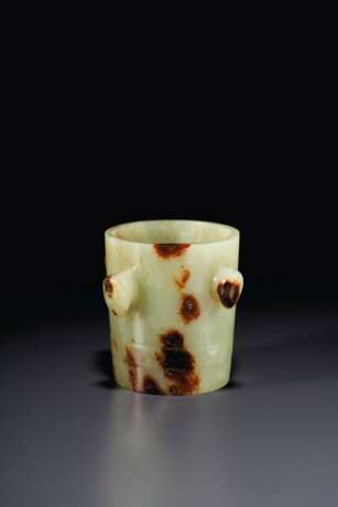 A RARE YELLOW AND BROWN JADE TAPERING TUBULAR ORNAMENT - photo 1