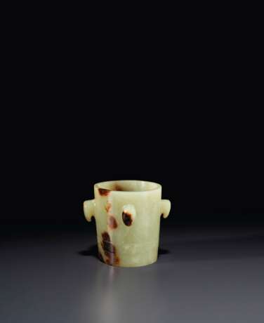 A RARE YELLOW AND BROWN JADE TAPERING TUBULAR ORNAMENT - photo 2