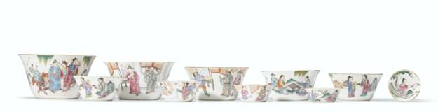 A SET OF TEN FAMILLE ROSE NESTING BOWLS - photo 2