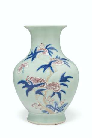 AN UNDERGLAZE-BLUE AND COPPER-RED-DECORATED CELADON-GLAZED VASE - photo 1