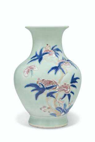 AN UNDERGLAZE-BLUE AND COPPER-RED-DECORATED CELADON-GLAZED VASE - фото 2
