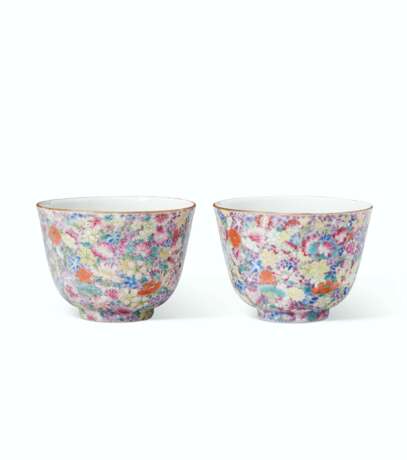 A PAIR OF FAMILLE ROSE MILLE FLEURS CUPS - Foto 1