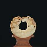AN ARCHAISTIC WHITE AND RUSSET JADE `DRAGON-CARP’ PLAQUE - фото 1