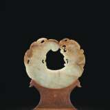 AN ARCHAISTIC WHITE AND RUSSET JADE `DRAGON-CARP’ PLAQUE - фото 2