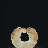AN ARCHAISTIC WHITE AND RUSSET JADE `DRAGON-CARP’ PLAQUE - photo 3