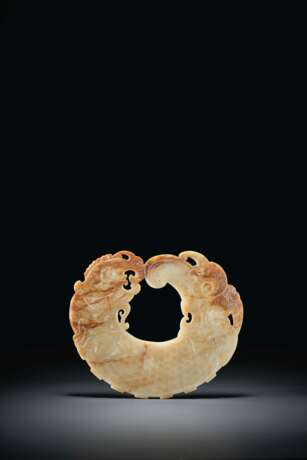 AN ARCHAISTIC WHITE AND RUSSET JADE `DRAGON-CARP’ PLAQUE - photo 4