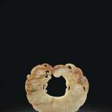 AN ARCHAISTIC WHITE AND RUSSET JADE `DRAGON-CARP’ PLAQUE - фото 4