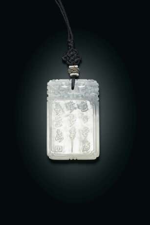 A CARVED BLACK AND WHITE JADE PLAQUE - Foto 2