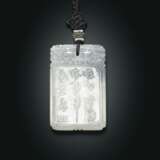 A CARVED BLACK AND WHITE JADE PLAQUE - Foto 2