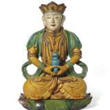 A RARE LARGE OCHRE, GREEN, TURQUOISE AND AUBERGINE-GLAZED SEATED FIGURE OF AMITAYUS - Foto 1