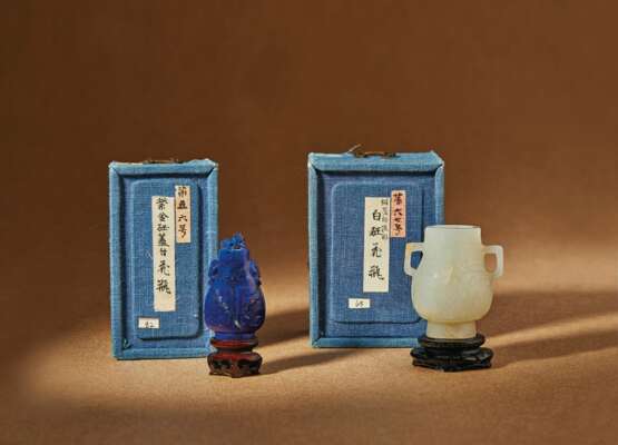 A LAPIS LAZULI VASE AND COVER AND A CARVED WHITE JADE HU-FORM VASE - photo 3