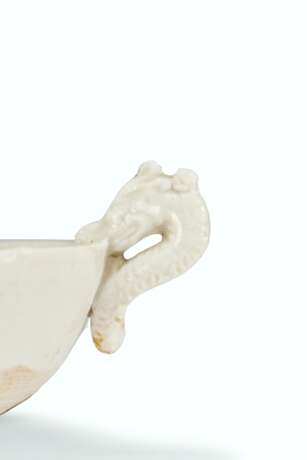 A SMALL WHITE-GLAZED DRAGON-HANDLED CUP - photo 2