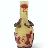 AN UNUSUAL SMALL RED AND AVENTURINE OVERLAY YELLOW-GROUND GLASS VASE - Foto 1