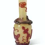 AN UNUSUAL SMALL RED AND AVENTURINE OVERLAY YELLOW-GROUND GLASS VASE - Foto 2