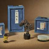 TWO MINIATURE JADE CARVINGS AND A MINIATURE SCHOLAR’S ROCK - Foto 1