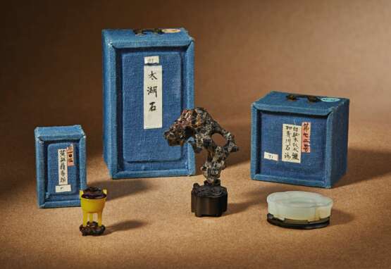 TWO MINIATURE JADE CARVINGS AND A MINIATURE SCHOLAR’S ROCK - Foto 1