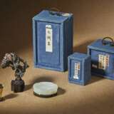 TWO MINIATURE JADE CARVINGS AND A MINIATURE SCHOLAR’S ROCK - Foto 2