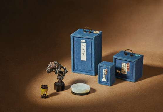 TWO MINIATURE JADE CARVINGS AND A MINIATURE SCHOLAR’S ROCK - фото 3