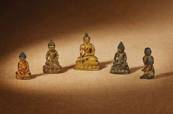 A GROUP OF FIVE MINIATURE BUDDHIST FIGURES - photo 1
