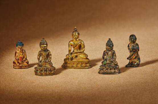 A GROUP OF FIVE MINIATURE BUDDHIST FIGURES - фото 2