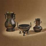 THREE MINIATURE BRONZE VESSELS - фото 1