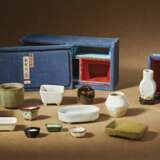 A GROUP OF MINIATURE CERAMIC VESSELS - Foto 1