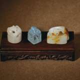 TWO SMALL WHITE JADE SEAL BLANKS AND AN AQUAMARINE SEAL BLANK - Foto 1