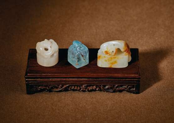 TWO SMALL WHITE JADE SEAL BLANKS AND AN AQUAMARINE SEAL BLANK - photo 1