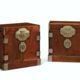 A PAIR OF HUALI SEAL CHESTS - фото 4