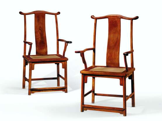 A RARE PAIR OF HUANGHUALI `OFFICIAL`S HAT` ARMCHAIRS - Foto 1