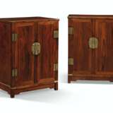 A PAIR OF HUANGHUALI KANG CABINETS - Foto 4