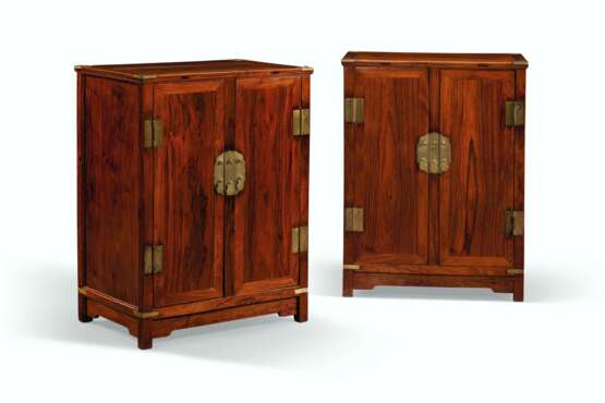A PAIR OF HUANGHUALI KANG CABINETS - Foto 4