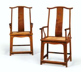 A PAIR OF HUANGHUALI &#39;OFFICIAL&#39;S HAT&#39; ARMCHAIRS