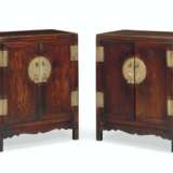A RARE PAIR OF SMALL HUANGHUALI SQUARE-CORNER KANG CABINETS - Foto 1