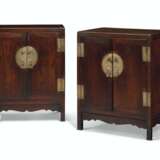 A RARE PAIR OF SMALL HUANGHUALI SQUARE-CORNER KANG CABINETS - Foto 3